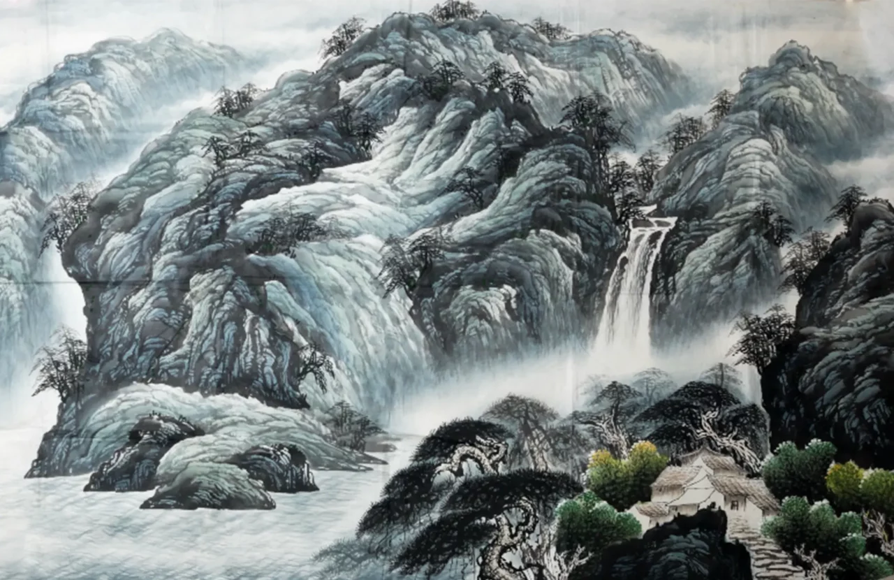 Peinture traditionnelle chinoise représentant un paysage montagneux avec une cascade et une maison entourée d'arbres.