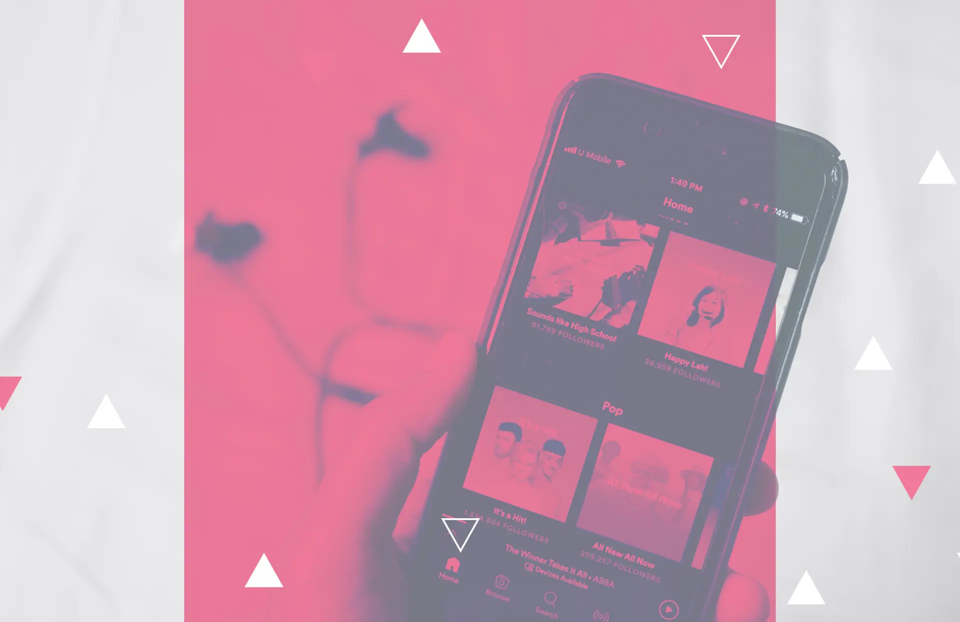 Un smartphone affichant une application de streaming musical avec des playlists et des catégories en arrière-plan flou.