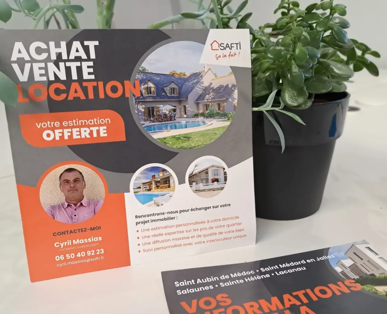 Brochure publicitaire SAFTI mettant en avant les services d'achat, vente et location immobilière, accompagnée d'une plante décorative.