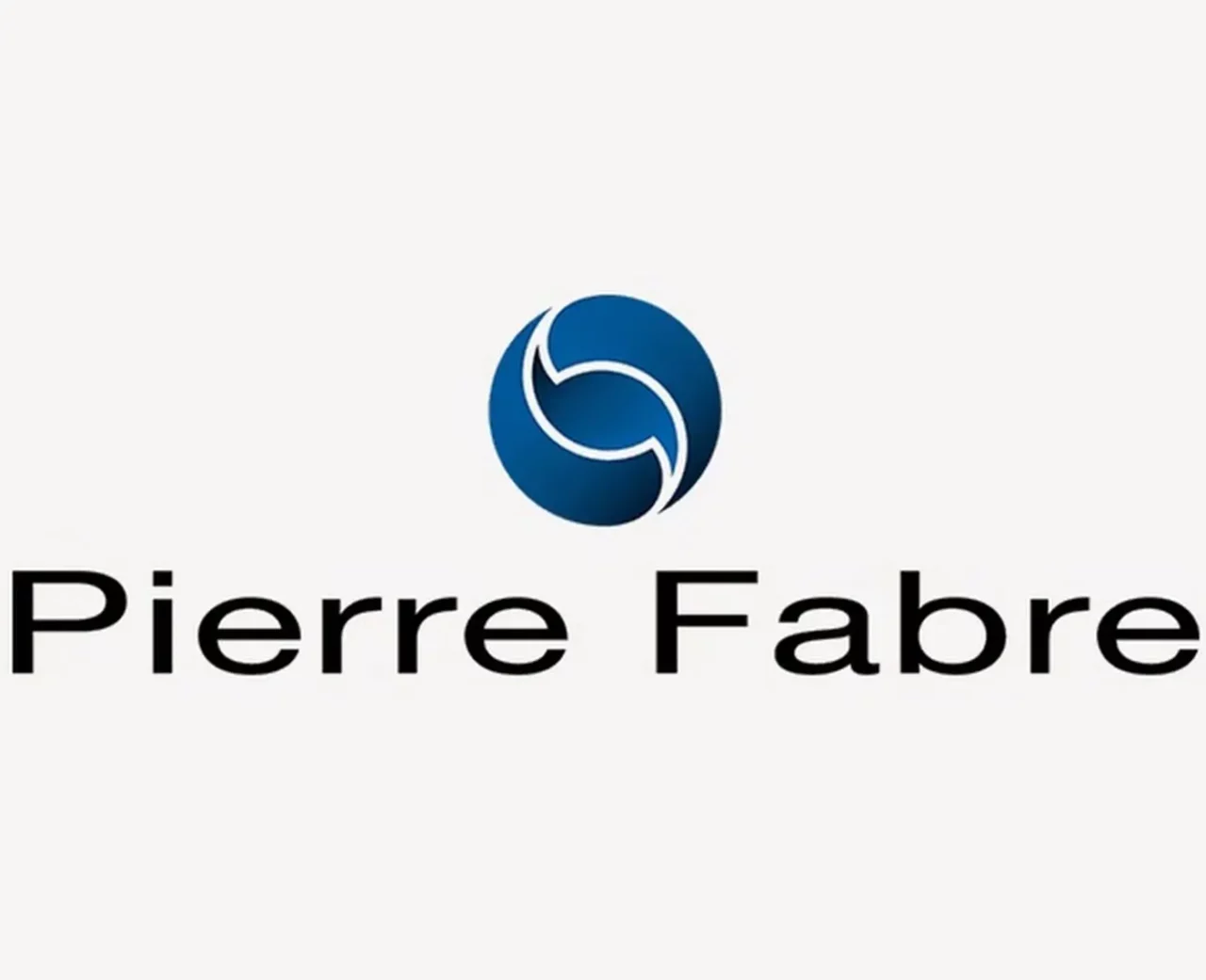 Logotipo de la empresa Pierre Fabre con un círculo azul estilizado sobre el nombre "Pierre Fabre" escrito en negro sobre fondo blanco.