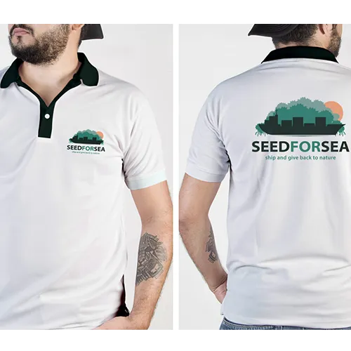 Polo blanco con cuello verde que presenta el logo de Seed for Sea en la parte delantera del pecho y grande en la espalda, acompañado del lema “Ship and give back to nature”.